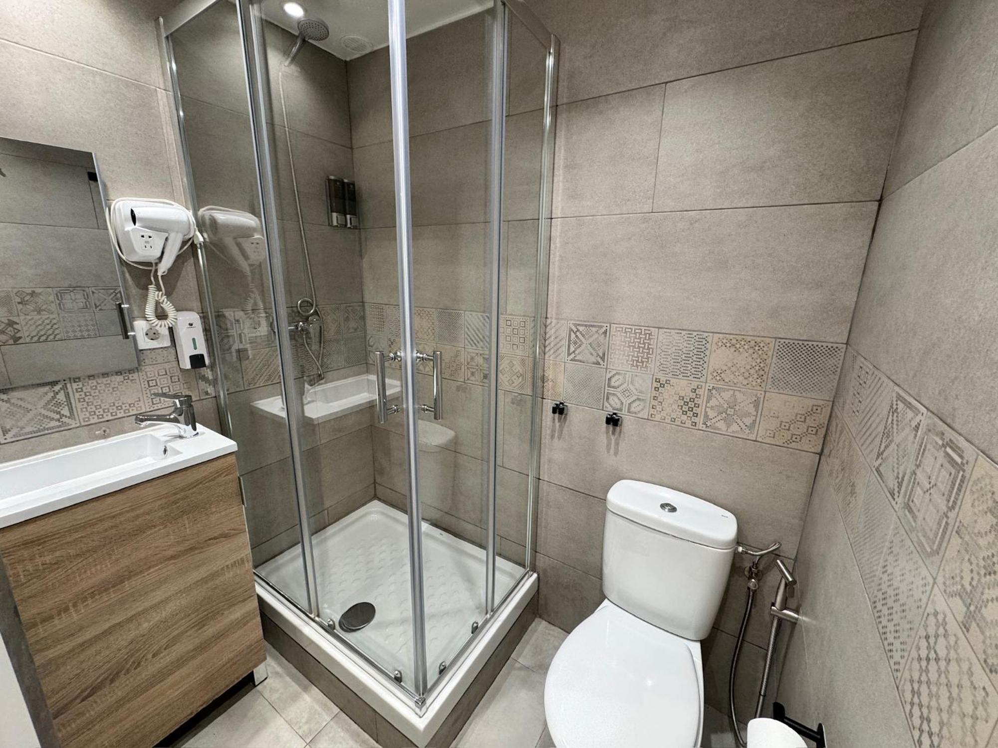 Apartamentos Con Bano Privado Frente Al Metro L5 Barcelona-Hospitalet L'Hospitalet de Llobregat Eksteriør billede