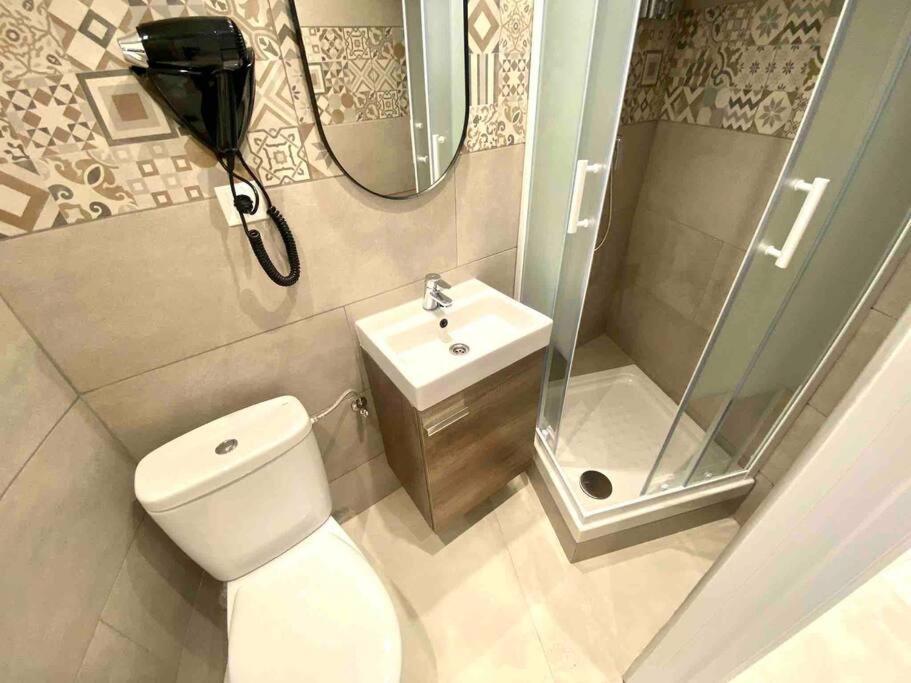 Apartamentos Con Bano Privado Frente Al Metro L5 Barcelona-Hospitalet L'Hospitalet de Llobregat Eksteriør billede