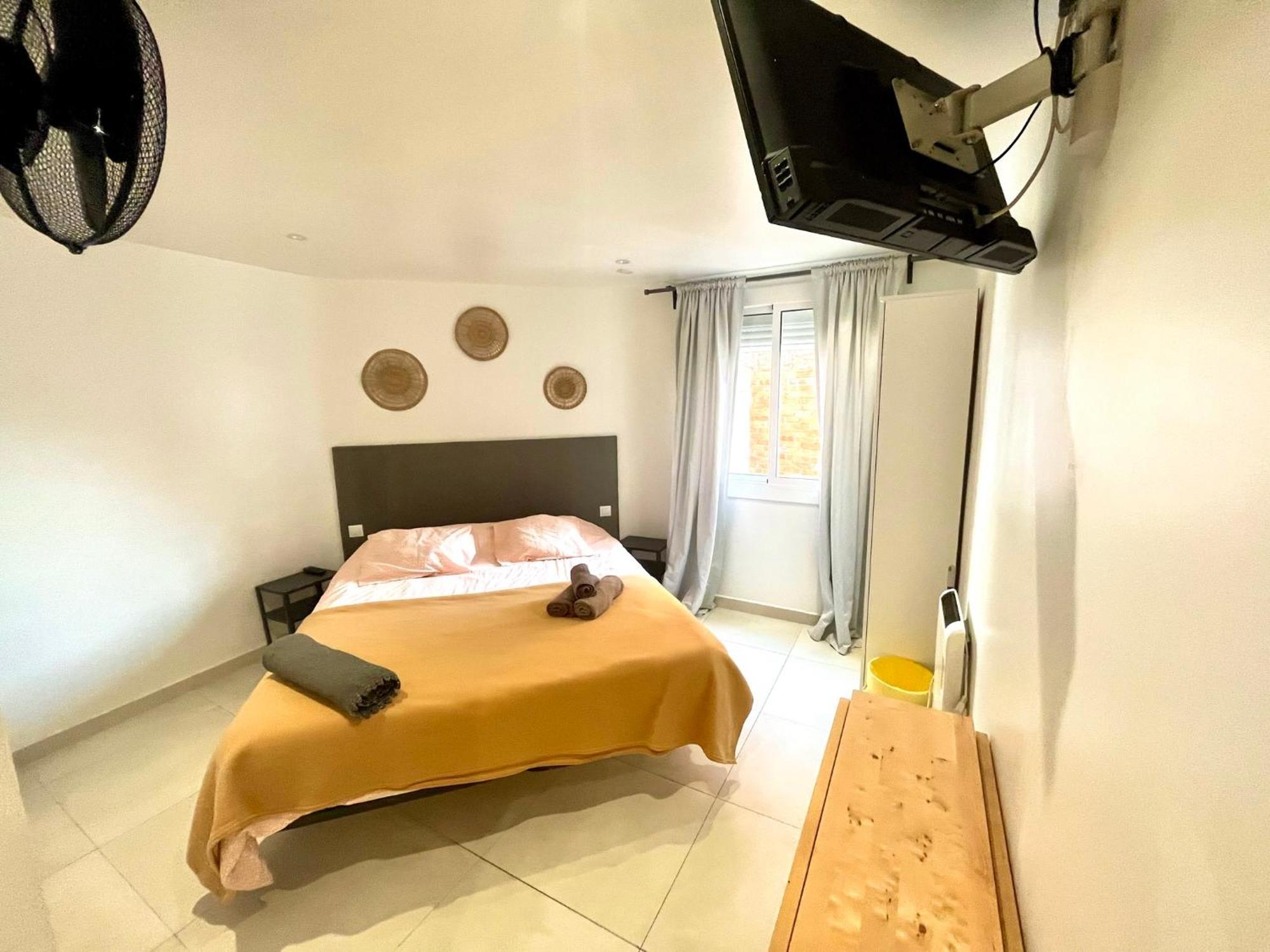 Apartamentos Con Bano Privado Frente Al Metro L5 Barcelona-Hospitalet L'Hospitalet de Llobregat Eksteriør billede